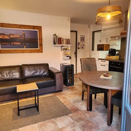 T2 Chaleureux Classe 4 Etoiles, Quartier Typique Au Calme, Plages Et Centre A 5 Minutes, Parking Prive