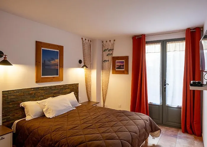 T2 Chaleureux Classe 4 Etoiles, Quartier Typique Au Calme, Plages Et Centre A 5 Minutes, Parking Prive