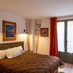 T2 Chaleureux Classe 4 Etoiles, Quartier Typique Au Calme, Plages Et Centre A 5 Minutes, Parking Prive