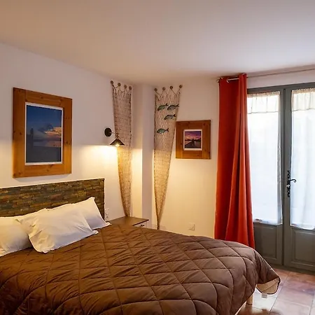 T2 Chaleureux Classe 4 Etoiles, Quartier Typique Au Calme, Plages Et Centre A 5 Minutes, Parking Prive
