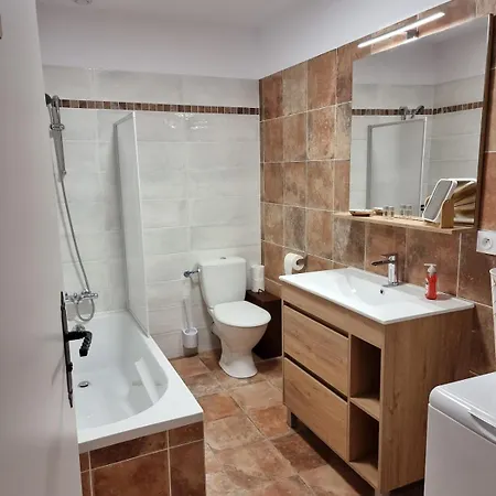 T2 Chaleureux Classé 4 étoiles, Quartier Typique Au Calme, Plages Et Centre à 5 Minutes, Parking Privé