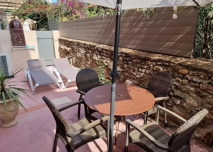 T2 Chaleureux Classe 4 Etoiles, Quartier Typique Au Calme, Plages Et Centre A 5 Minutes, Parking Prive